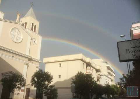 Bari, fenomeno raro: dopo l'acquazzone spunta un doppio arcobaleno